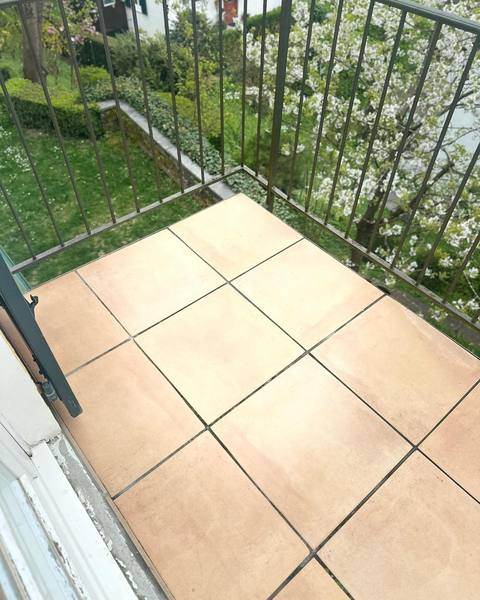Balkon mit Plattenboden nach der Reinigung