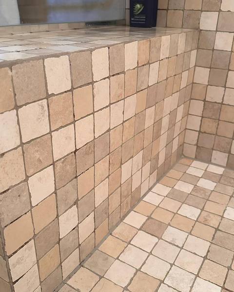 Dusche mit Mosaikfliesen nach der Reinigung