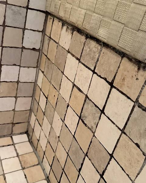 Dusche mit Mosaikfliesen vor der Reinigung