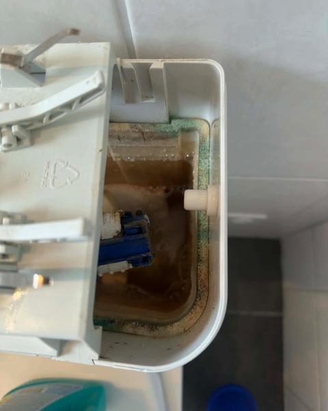 WC-Spülkasten innen vor der Reinigung